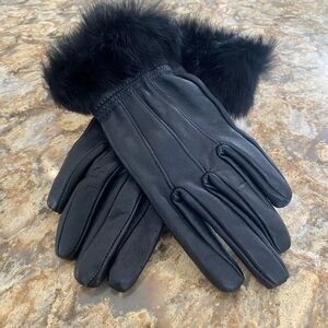 Elegant Black Leather Gloves with Faux Fur Trim